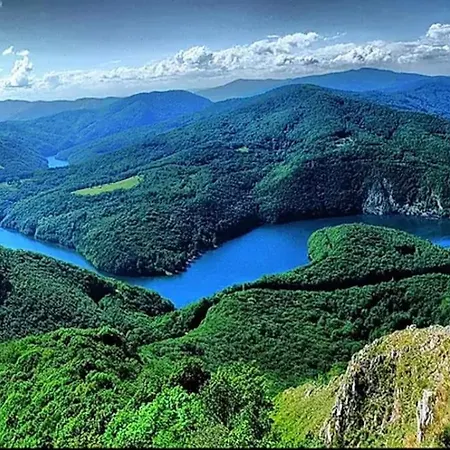 útulná Pri Vode V čarokrásnej Prírode