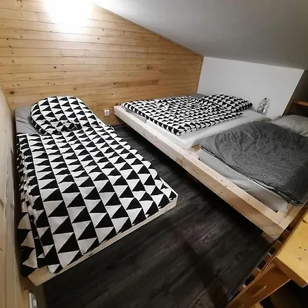 útulná Pri Vode V čarokrásnej Prírode