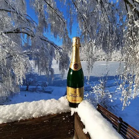 útulná Pri Vode V čarokrásnej Prírode *