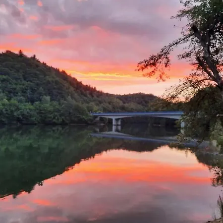 útulná Pri Vode V čarokrásnej Prírode *