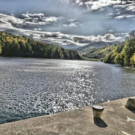 útulná Pri Vode V čarokrásnej Prírode