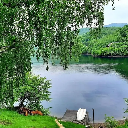 útulná Pri Vode V čarokrásnej Prírode *