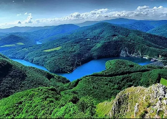 Utulna Pri Vode V Carokrasnej Prirode