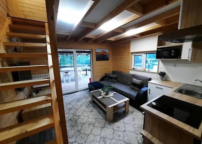 Utulna Pri Vode V Carokrasnej Prirode