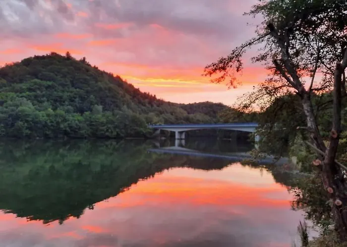 Utulna Pri Vode V Carokrasnej Prirode *