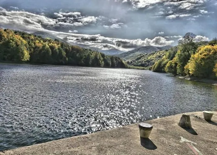 Utulna Pri Vode V Carokrasnej Prirode